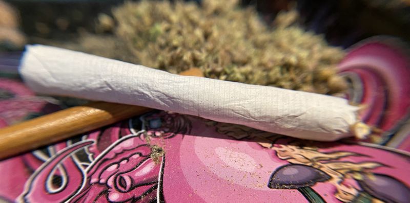 Pre Roll Joint vs Hand Rolled Joint Review